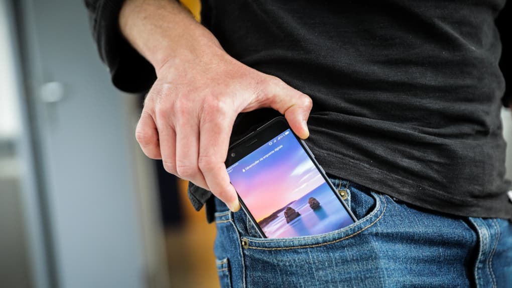 Increase in colorectal cancer among young people: the role of smartphones